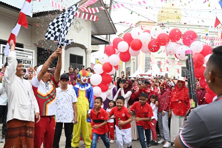 Kadisparpora Aceh Besar Abdullah SSos mengangkat bendera pada Pelepasan Gerak Jalan Santai di halaman Kantor Keuchik Gampong Lubok Batee Kecamatan Ingin Aceh Besar Minggu 10082025 FOTOMC ACEH BESAR KETIKKABARcom Kadisparpora Aceh Besar Abdullah SSos mengangkat bendera pada Pelepasan Gerak Jalan Santai di halaman Kantor Keuchik Gampong Lubok Batee Kecamatan Ingin Aceh Besar Minggu 10082025 FOTOMC ACEH BESAR