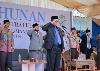 Staf Ahli Bupati Aceh Besar Adi Darma SPd MPd menghadiri apel tahunan Pesantren Modern Al Manar di Kecamatan Krueng Barona Jaya Aceh Besar Minggu 1082025 FOTO MC ACEH BESAR