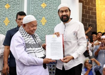 Gubernur Aceh, Muzakir Manaf, mengukuhkan Tgk. H. Muhammad Ali Bin Tgk. H. Abdul Muthaleb (Abu Paya Pasi) sebagai Imam Besar Masjid Raya Baiturrahman Banda Aceh, di MRB Rabu, 13/8/2025.