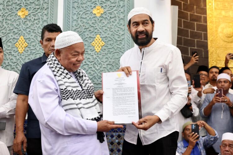 Gubernur Aceh Muzakir Manaf mengukuhkan Tgk H Muhammad Ali Bin Tgk H Abdul Muthaleb Abu Paya Pasi sebagai Imam Besar Masjid Raya Baiturrahman Banda Aceh di MRB Rabu 1382025