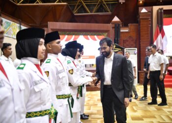 Gubernur Aceh, Muzakir Manag, mengukuhkan Pasukan Pengibar Bendera Pusaka (PASKIBRAKA) Tahun 2025 di Anjong Mon Mata, Banda Aceh, 13/08/2025