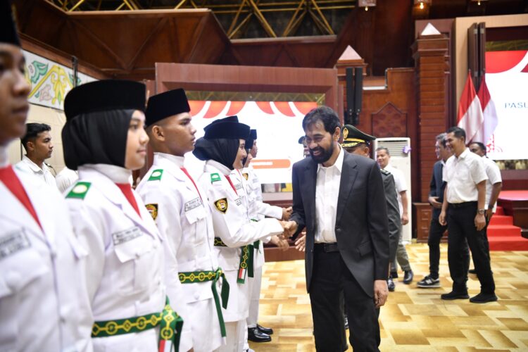Gubernur Aceh Muzakir Manag mengukuhkan Pasukan Pengibar Bendera Pusaka PASKIBRAKA Tahun 2025 di Anjong Mon Mata Banda Aceh 13082025