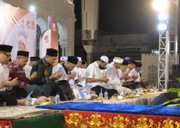 Gubernur Aceh Muzakir Manaf bersama Wakil Gubernur Fadhlullah menghadiri kegiatan Zikir dan Doa bersama di Masjid Raya Baiturrahman, Kamis malam (14/8/2025), dalam rangka memperingati 20 tahun Damai Aceh.