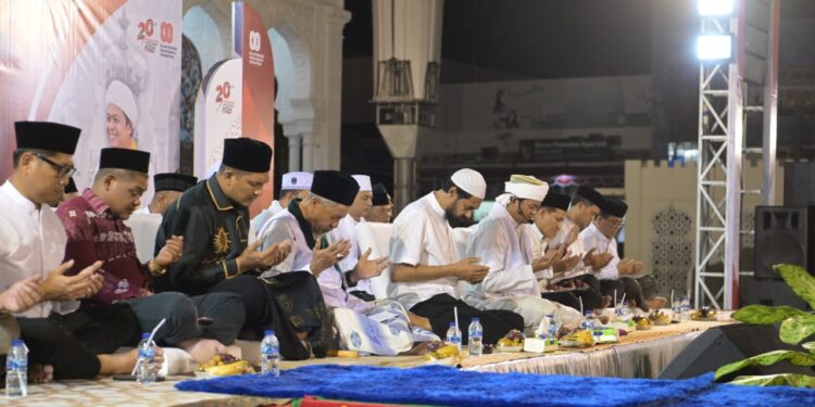 Gubernur Aceh Muzakir Manaf bersama Wakil Gubernur Fadhlullah menghadiri kegiatan Zikir dan Doa bersama di Masjid Raya Baiturrahman Kamis malam 1482025 dalam rangka memperingati 20 tahun Damai Aceh KETIKKABARcom Gubernur Aceh Muzakir Manaf bersama Wakil Gubernur Fadhlullah menghadiri kegiatan Zikir dan Doa bersama di Masjid Raya Baiturrahman Kamis malam 1482025 dalam rangka memperingati 20 tahun Damai Aceh