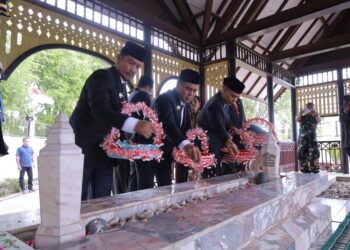 Bupati Aceh Besar, H. Muharram Idris (Syech Muharram), bersama unsur Forkopimda melakukan upacara ziarah makam dan tabur bunga di Makam Pahlawan Nasional Teuku Nyak Arief, Gampong Lamreung, Kecamatan Krueng Barona Jaya, Aceh Besar, Sabtu (16/8/2025). FOTO/ MC ACEH BESAR
