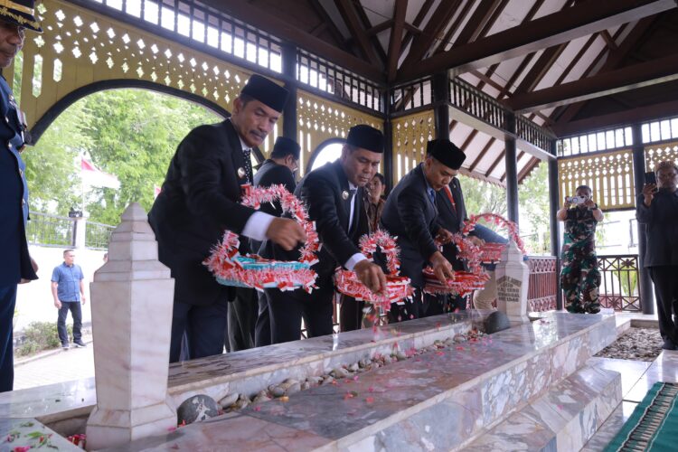 Bupati Aceh Besar H Muharram Idris Syech Muharram bersama unsur Forkopimda melakukan upacara ziarah makam dan tabur bunga di Makam Pahlawan Nasional Teuku Nyak Arief Gampong Lamreung Kecamatan Krueng Barona Jaya Aceh Besar Sabtu 1682025 FOTO MC ACEH BESAR KETIKKABARcom Bupati Aceh Besar H Muharram Idris Syech Muharram bersama unsur Forkopimda melakukan upacara ziarah makam dan tabur bunga di Makam Pahlawan Nasional Teuku Nyak Arief Gampong Lamreung Kecamatan Krueng Barona Jaya Aceh Besar Sabtu 1682025 FOTO MC ACEH BESAR