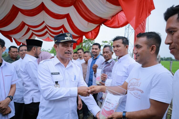 Wakil Bupati Aceh Besar Drs Syukri A Jalil menyerahkan pupuk bersubsidi jenis Urea dan NPK kepada Ketua BUMG di Gampong Aneuk Glee Indrapuri Aceh Besar Sabtu 1682025 FOTOMC ACEH BESAR KETIKKABARcom Wakil Bupati Aceh Besar Drs Syukri A Jalil menyerahkan pupuk bersubsidi jenis Urea dan NPK kepada Ketua BUMG di Gampong Aneuk Glee Indrapuri Aceh Besar Sabtu 1682025 FOTOMC ACEH BESAR