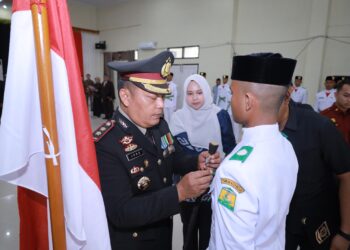 Kapolres Aceh Besar AKBP Sujoko SIKMH memasang pin kepada Paskibraka tingkat Kabupaten Aceh Besar Tahun 2025 di Aula Gedung SKB Kota Jantho Sabtu 16082025 FOTOMC ACEH BESAR KETIKKABARcom Kapolres Aceh Besar AKBP Sujoko SIKMH memasang pin kepada Paskibraka tingkat Kabupaten Aceh Besar Tahun 2025 di Aula Gedung SKB Kota Jantho Sabtu 16082025 FOTOMC ACEH BESAR