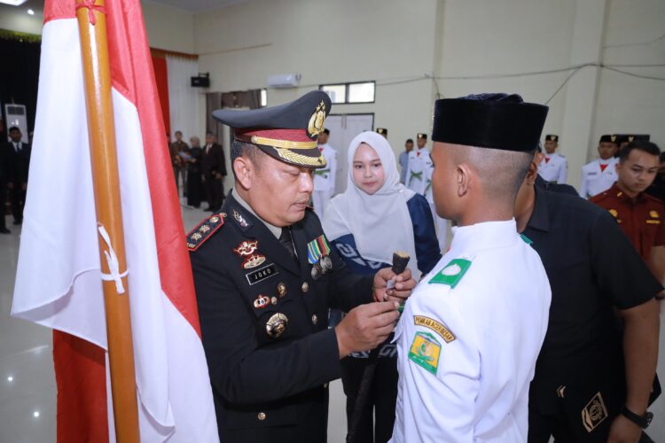 Kapolres Aceh Besar AKBP Sujoko SIKMH memasang pin kepada Paskibraka tingkat Kabupaten Aceh Besar Tahun 2025 di Aula Gedung SKB Kota Jantho Sabtu 16082025 FOTOMC ACEH BESAR KETIKKABARcom Kapolres Aceh Besar AKBP Sujoko SIKMH memasang pin kepada Paskibraka tingkat Kabupaten Aceh Besar Tahun 2025 di Aula Gedung SKB Kota Jantho Sabtu 16082025 FOTOMC ACEH BESAR