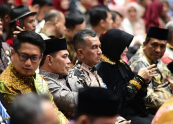 Bupati Aceh Besar, H. Muharram Idris menghadiri pelantikan dan pengambilan sumpah jabatan Sekretaris Daerah (Sekda) Provinsi Aceh, Muhammad Nasir, S.IP., MPA, yang digelar di Gedung Anjong Mon Mata, Banda Aceh, Jumat (15/8/2025). FOTO/MC ACEH BESAR