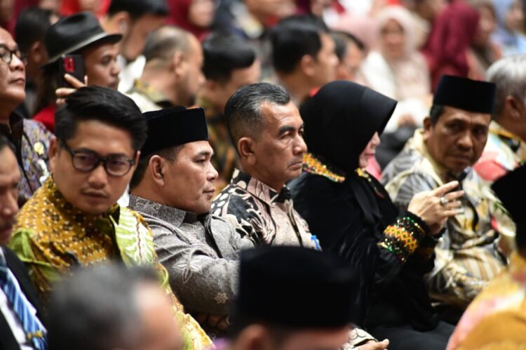 Bupati Aceh Besar H Muharram Idris menghadiri pelantikan dan pengambilan sumpah jabatan Sekretaris Daerah Sekda Provinsi Aceh Muhammad Nasir SIP MPA yang digelar di Gedung Anjong Mon Mata Banda Aceh Jumat 1582025 FOTOMC ACEH BESAR