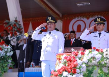 Bupati Aceh Besar Muharram Idris bertindak sebagai Inspektur upacara peringatan detik-detik Kemerdekaan RI Ke-80 di Lapangan Bungoeng Jeumpa, Kota Jantho, Minggu (17/08/2025). FOTO/PROKOPIM PEMKAB ACEH BESAR