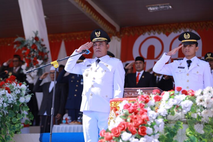 Bupati Aceh Besar Muharram Idris bertindak sebagai Inspektur upacara peringatan detik detik Kemerdekaan RI Ke 80 di Lapangan Bungoeng Jeumpa Kota Jantho Minggu 17082025 FOTOPROKOPIM PEMKAB ACEH BESAR