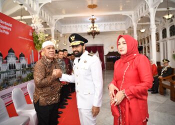 Gubernur Aceh, Muzakir Manaf (Mualem), menyerahkan cendera mata kepada keluarga pahlawan, perintis kemerdekaan, veteran, dan warakawuri merupakan rangkaian dari peringatan Hari Ulang Tahun Kemerdekaan Republik Indonesia ke-80 ini berlangsung di lobi Meuligoe Gubernur Aceh, Minggu (17/8/2025).