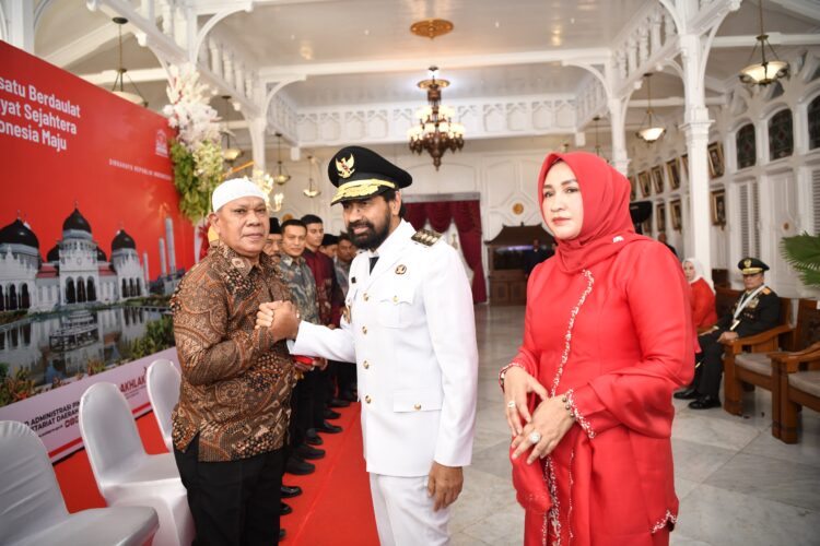 Gubernur Aceh Muzakir Manaf Mualem menyerahkan cendera mata kepada keluarga pahlawan perintis kemerdekaan veteran dan warakawuri merupakan rangkaian dari peringatan Hari Ulang Tahun Kemerdekaan Republik Indonesia ke 80 ini berlangsung di lobi Meuligoe Gubernur Aceh Minggu 1782025