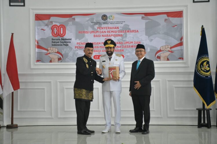 Gubernur Aceh Muzakir Manaf menyampaikan sambutan sekaligus penyerahan remisi umum dan remisi dasawarsa bagi narapidana dasawarsa anak binaan di Kalapas Klas II ABanda Aceh Minggu 17082025