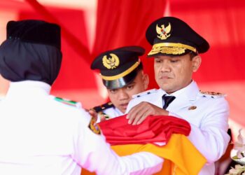 Wakil Gubernur Aceh, Fadhlullah, SE, di dampingi istri & forkopimda Aceh menjadi inspektur upacara penurunan bendera dalam rangka peringatan HUT RI ke-80 di Lapangan Blang Padang, Banda Aceh, 17-8-2025