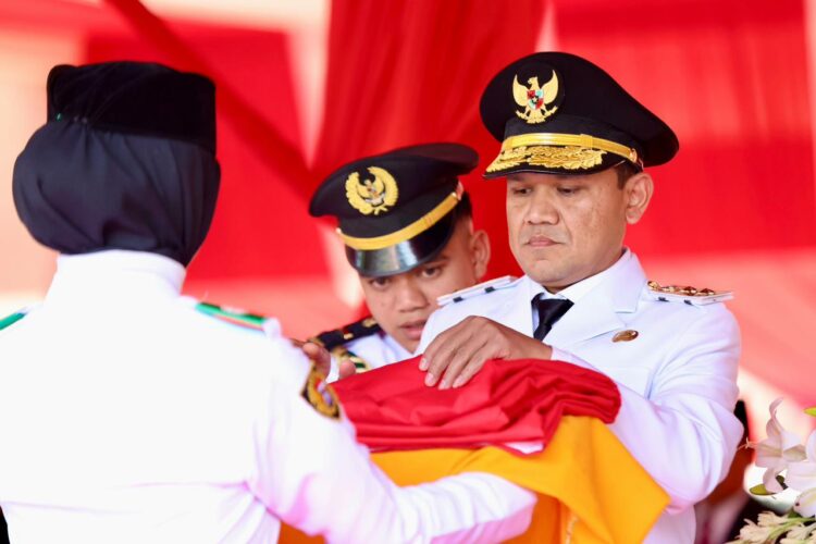 Wakil Gubernur Aceh Fadhlullah SE di dampingi istri forkopimda Aceh menjadi inspektur upacara penurunan bendera dalam rangka peringatan HUT RI ke80 di Lapangan Blang Padang Banda Aceh 1782025 KETIKKABARcom Wakil Gubernur Aceh Fadhlullah SE di dampingi istri forkopimda Aceh menjadi inspektur upacara penurunan bendera dalam rangka peringatan HUT RI ke 80 di Lapangan Blang Padang Banda Aceh 17 8 2025