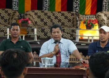Sekda Aceh Besar Bahrul Jamil SSos MSi, menyampaikan arahannya sekaligus melepas tim PSAB U-17 menuju Piala Soeratin Aceh 2025, di Balai PKK Kota Jantho, Aceh Besar, Minggu (17/8/2025). FOTO/ MC ACEH BESAR