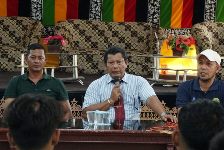 Sekda Aceh Besar Bahrul Jamil SSos MSi menyampaikan arahannya sekaligus melepas tim PSAB U17 menuju Piala Soeratin Aceh 2025 di Balai PKK Kota Jantho Aceh Besar Minggu 1782025 FOTO MC ACEH BESAR KETIKKABARcom Sekda Aceh Besar Bahrul Jamil SSos MSi menyampaikan arahannya sekaligus melepas tim PSAB U 17 menuju Piala Soeratin Aceh 2025 di Balai PKK Kota Jantho Aceh Besar Minggu 1782025 FOTO MC ACEH BESAR
