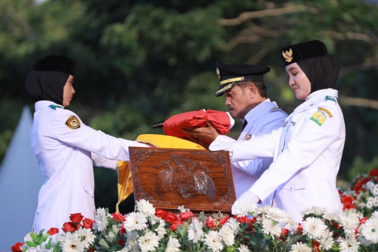 Drs Syukri A Jalil menerima bendera saat penurunan Merah Putih Hari Ulang Tahun HUT ke80 Kemerdekaan RI di Lapangan Bungoeng Jeumpa Kota Jantho Minggu 17082025 sore FOTOPROKOPIM PEMKAB ACEH BESAR KETIKKABARcom Drs Syukri A Jalil menerima bendera saat penurunan Merah Putih Hari Ulang Tahun HUT ke 80 Kemerdekaan RI di Lapangan Bungoeng Jeumpa Kota Jantho Minggu 17082025 sore FOTOPROKOPIM PEMKAB ACEH BESAR