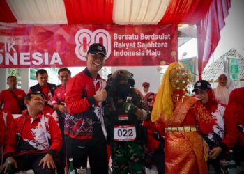 Kepala Staf Kodam (Kasdam) IM Brigadir Jenderal TNI Ayi Supriatna hadir langsung dalam acara Pawai Budaya yang berlangsung meriah di Halaman Pendopo Gubernur Aceh, Senin (18/8/2025).