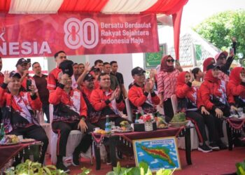 Wakil gubernur Aceh Fadhlullah bersama Forkopimda dan Ketua TP PKK Aceh Marlina menyambut kedatangan Pawai budaya dalam rangka peringatan HUT RI Ke 80 di depan pendopo Gubernur Aceh Banda Aceh 1882025 KETIKKABARcom Wakil gubernur Aceh Fadhlullah bersama Forkopimda dan Ketua TP PKK Aceh Marlina menyambut kedatangan Pawai budaya dalam rangka peringatan HUT RI Ke 80 di depan pendopo Gubernur Aceh Banda Aceh 1882025