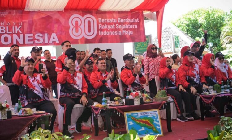 Wakil gubernur Aceh Fadhlullah bersama Forkopimda dan Ketua TP PKK Aceh Marlina menyambut kedatangan Pawai budaya dalam rangka peringatan HUT RI Ke 80 di depan pendopo Gubernur Aceh Banda Aceh 1882025 KETIKKABARcom Wakil gubernur Aceh Fadhlullah bersama Forkopimda dan Ketua TP PKK Aceh Marlina menyambut kedatangan Pawai budaya dalam rangka peringatan HUT RI Ke 80 di depan pendopo Gubernur Aceh Banda Aceh 1882025