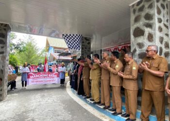 Wakil Bupati Aceh Besar Drs Syukri A Jalil melepaskan Pawai Karnaval Budaya di Halaman Kantor Dinas Pendidikan dan Kebudayaan, Kota Jantho, Selasa (19/08/2025). FOTO/PROKOPIM PEMKAB ACEH BESAR