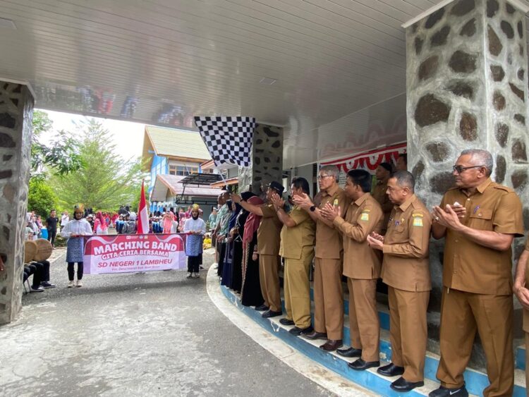 Wakil Bupati Aceh Besar Drs Syukri A Jalil melepaskan Pawai Karnaval Budaya di Halaman Kantor Dinas Pendidikan dan Kebudayaan Kota Jantho Selasa 19082025 FOTOPROKOPIM PEMKAB ACEH BESAR KETIKKABARcom Wakil Bupati Aceh Besar Drs Syukri A Jalil melepaskan Pawai Karnaval Budaya di Halaman Kantor Dinas Pendidikan dan Kebudayaan Kota Jantho Selasa 19082025 FOTOPROKOPIM PEMKAB ACEH BESAR