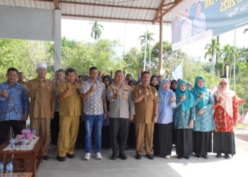 Foto bersama pada pembukaan Jambore ke-2 IPeKB Indonesia PKB/PLKB se-Provinsi Aceh di Jantho Panorama Park (JPP), Aceh Besar, Selasa (19/8/2025). FOTO/MC ACEH BESAR