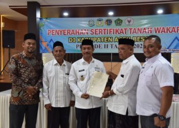 Wakil Bupati Aceh Besar Drs Syukri A Jalil menyerahkan sertifikat tanah wakaf periode kedua kepada Nadhir di Aula Kejaksaan Negeri Aceh Besar, Kota Jantho, Rabu (20/08/2025). FOTO/MC ACEH BESAR