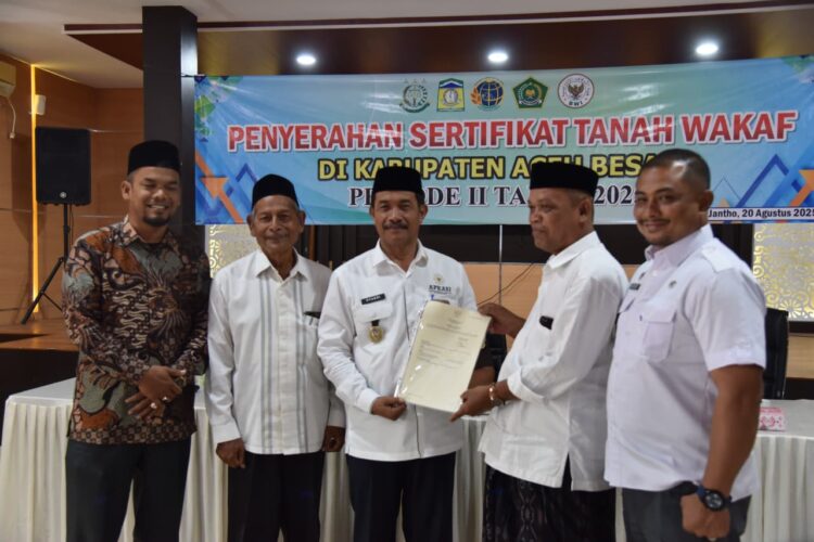 Wakil Bupati Aceh Besar Drs Syukri A Jalil menyerahkan sertifikat tanah wakaf periode kedua kepada Nadhir di Aula Kejaksaan Negeri Aceh Besar Kota Jantho Rabu 20082025 FOTOMC ACEH BESAR KETIKKABARcom Wakil Bupati Aceh Besar Drs Syukri A Jalil menyerahkan sertifikat tanah wakaf periode kedua kepada Nadhir di Aula Kejaksaan Negeri Aceh Besar Kota Jantho Rabu 20082025 FOTOMC ACEH BESAR