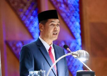 Sekretaris Daerah Aceh, M. Nasir S.IP, MPA, membaca Tanggapan Gubernur Aceh Terhadap Pendapat/Laporan Badan Legislasi DPRA atas Rancangan Qanun Aceh tentang RPJMA tahun 2025-2029, di Gedung Utama DPRA, Kamis, 21/8/2025