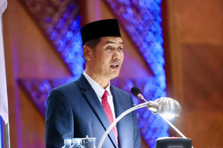 Sekretaris Daerah Aceh M Nasir SIP MPA membaca Tanggapan Gubernur Aceh Terhadap PendapatLaporan Badan Legislasi DPRA atas Rancangan Qanun Aceh tentang RPJMA tahun 2025 2029 di Gedung Utama DPRA Kamis 2182025