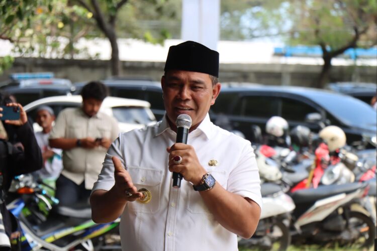 Bupati Syech Muharram menyampaikan sambutan saat menghadiri Kenduri Gle Raya yang digelar masyarakat Kecamatan Lhoknga di halaman parkir PT SBA Gampong Mon Ikeun Kecamatan Lhoknga Kabupaten Aceh Besar Rabu 2082025 FOTOPROKOPIM PEMKAB ACEH BESAR KETIKKABARcom Bupati Syech Muharram menyampaikan sambutan saat menghadiri Kenduri Gle Raya yang digelar masyarakat Kecamatan Lhoknga di halaman parkir PT SBA Gampong Mon Ikeun Kecamatan Lhoknga Kabupaten Aceh Besar Rabu 2082025 FOTOPROKOPIM PEMKAB ACEH BESAR