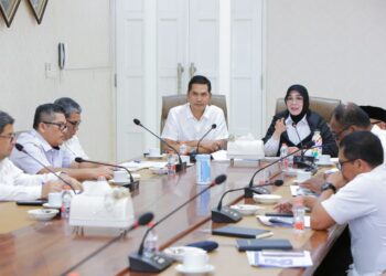 Sekda Aceh , M. Nasir beserta SKPA terkait melakukan Rapat terkait lingkar jalan RSUDZA Bersama walikota banda aceh di pendopo walikota Banda Aceh , rabu, 20-8-2025