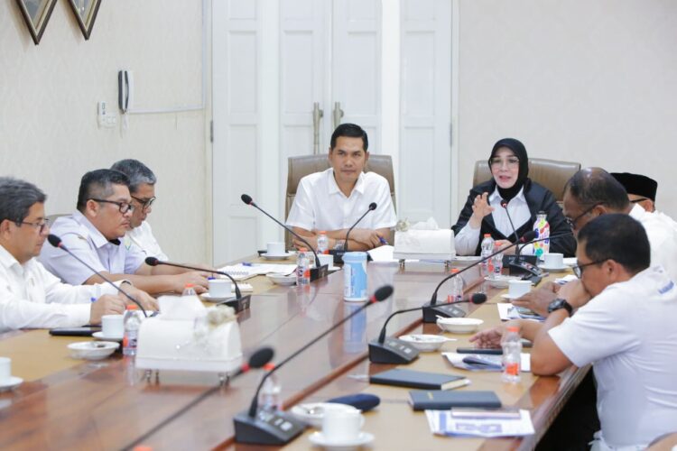 Sekda Aceh M Nasir beserta SKPA terkait melakukan Rapat terkait lingkar jalan RSUDZA Bersama walikota banda aceh di pendopo walikota Banda Aceh rabu 2082025 KETIKKABARcom Sekda Aceh M Nasir beserta SKPA terkait melakukan Rapat terkait lingkar jalan RSUDZA Bersama walikota banda aceh di pendopo walikota Banda Aceh rabu 20 8 2025