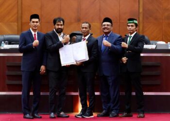 Gubernur Aceh Muzakir Manaf, dan Ketua DPRA Zulfadli, menandatangani Berita Acara Persetujuan Bersama terhadap Rancangan Qanun Aceh tentang RPJMA Tahun 2025-2029 dalam Rapat Paripurna di Gedung Utama DPRA, Kamis (21/8/2025)