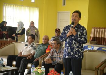 Wakil Bupati Aceh Besar, Drs H Syukri A Jalil, menyampaikan sambutannya pada acara penyerahan bantuan material bangunan kepada warga terdampak angin kencang, di Gedung UDKP Kecamatan Peukan Bada, Aceh Besar, Kamis (21/8/2025). FOTO/ MC ACEH BESAR