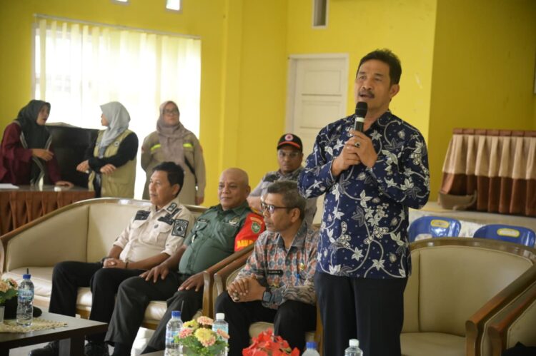Wakil Bupati Aceh Besar Drs H Syukri A Jalil menyampaikan sambutannya pada acara penyerahan bantuan material bangunan kepada warga terdampak angin kencang di Gedung UDKP Kecamatan Peukan Bada Aceh Besar Kamis 2182025 FOTO MC ACEH BESAR KETIKKABARcom Wakil Bupati Aceh Besar Drs H Syukri A Jalil menyampaikan sambutannya pada acara penyerahan bantuan material bangunan kepada warga terdampak angin kencang di Gedung UDKP Kecamatan Peukan Bada Aceh Besar Kamis 2182025 FOTO MC ACEH BESAR