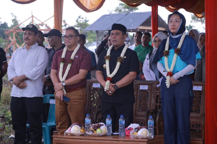 Bupati Aceh Besar H Muharram Idris membuka kegiatan Gelar Edukasi Kemitraan dan Teknologi Better Life Farming di Gampong Teureubeh Kota Jantho Aceh Besar Kamis 2182025 FOTOMC ACEH BESAR
