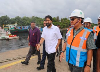 Gubernur Aceh Muzakir Manaf atau Mualem meninjau Pelabuhan Krueng Geukueh di Gampong Tambon Baroh, Kecamatan Dewantara, Aceh Utara, Jumat (22/8/2025)