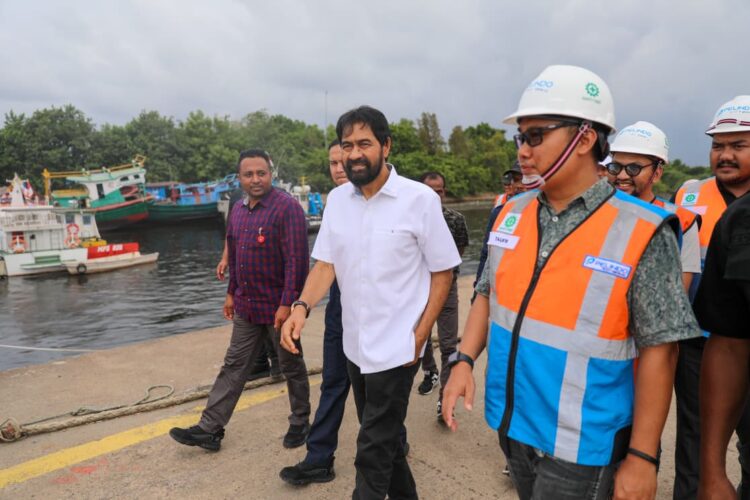 Gubernur Aceh Muzakir Manaf atau Mualem meninjau Pelabuhan Krueng Geukueh di Gampong Tambon Baroh Kecamatan Dewantara Aceh Utara Jumat 2282025