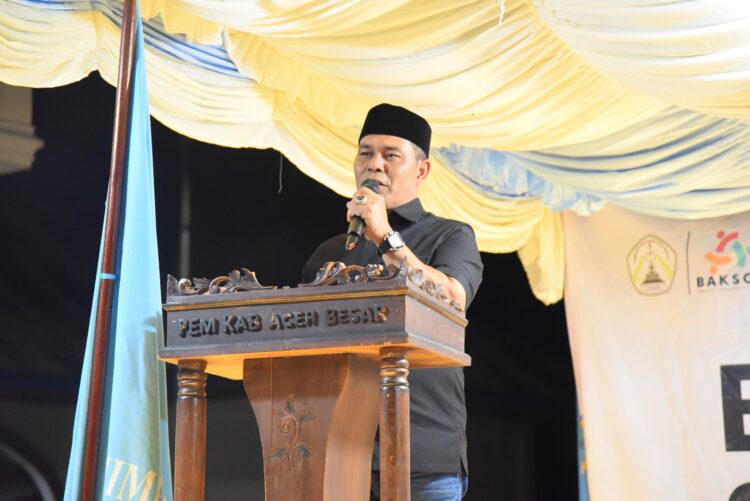 Bupati Aceh Besar Muharram Idris S menyampaikan sambutan saat menutup Bakti Sosial PP HIMAB di Halaman Masjid Darul Muttaqin Gampong Lamtamot Minggu 2382025 malam FOTOMC ACEH BESAR KETIKKABARcom Bupati Aceh Besar Muharram Idris S menyampaikan sambutan saat menutup Bakti Sosial PP HIMAB di Halaman Masjid Darul Muttaqin Gampong Lamtamot Minggu 2382025 malam FOTOMC ACEH BESAR