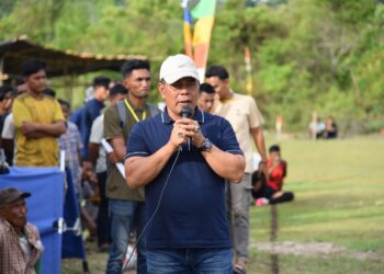Bupati Aceh Besar H Muharram Idris (Syech Muharram), menyampaikan sambutannya pada pembukaan turnamen sepakbola HUT ke-30 Kemukiman Lamteuba, di Lapangan Keumeureuk, Gampong Lam Apeng, Kemukiman Lamteuba, Kecamatan Seulimeuem, Kabupaten Aceh Besar, Sabtu (23/8/2025). FOTO/ MC ACEH BESAR
