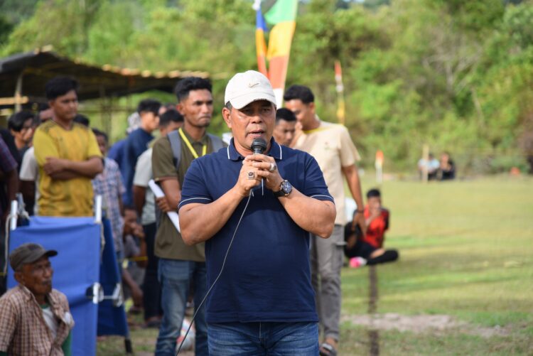 Bupati Aceh Besar H Muharram Idris Syech Muharram menyampaikan sambutannya pada pembukaan turnamen sepakbola HUT ke30 Kemukiman Lamteuba di Lapangan Keumeureuk Gampong Lam Apeng Kemukiman Lamteuba Kecamatan Seulimeuem Kabupaten Aceh Besar Sabtu 2382025 FOTO MC ACEH BESAR KETIKKABARcom Bupati Aceh Besar H Muharram Idris Syech Muharram menyampaikan sambutannya pada pembukaan turnamen sepakbola HUT ke 30 Kemukiman Lamteuba di Lapangan Keumeureuk Gampong Lam Apeng Kemukiman Lamteuba Kecamatan Seulimeuem Kabupaten Aceh Besar Sabtu 2382025 FOTO MC ACEH BESAR