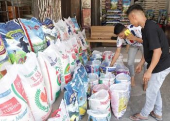 Pemilik Toko beras Boy Jaya di Pasar Induk Lambaro, Kecamatan Ingin Jaya, Aceh Besar, Senin (25/08/2025).FOTO/MC ACEH BESAR