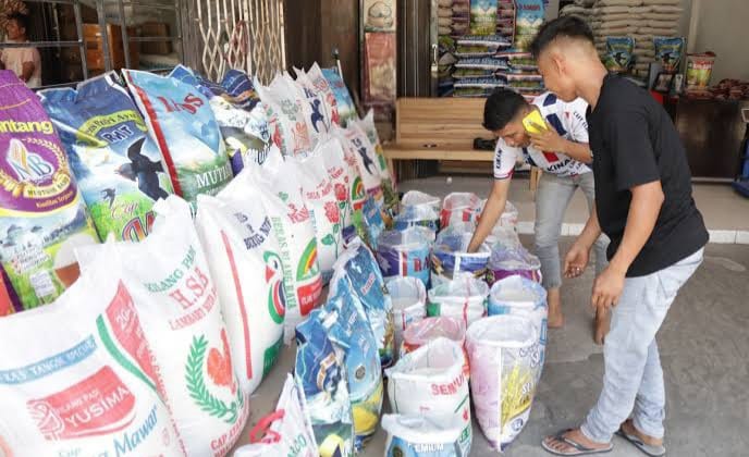 Pemilik Toko beras Boy Jaya di Pasar Induk Lambaro Kecamatan Ingin Jaya Aceh Besar Senin 25082025FOTOMC ACEH BESAR KETIKKABARcom Pemilik Toko beras Boy Jaya di Pasar Induk Lambaro Kecamatan Ingin Jaya Aceh Besar Senin 25082025FOTOMC ACEH BESAR