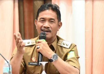 Wakil Bupati Aceh Besar Drs H Syukri A Jalil memberi sambutan dan membuka acara Bintek Jitupasna Rencana dan Rehabikitasi serta Rekonstruksi Paska Bencana Aceh Besar di Gedung Dekranasda, Gampong Gani, Kecamatan Ingin Jaya, Aceh Besar, Selasa (26/08/2025). FOTO/MC ACEH BESAR
